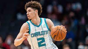 LaMelo Ball i Antetokounmpo priredili su vilinsku borbu